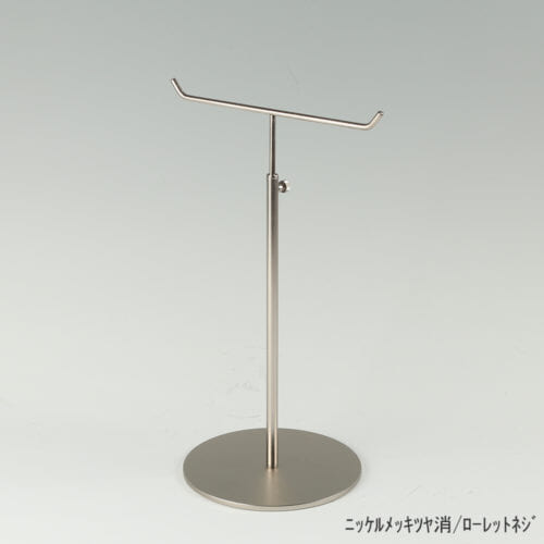 ●商品名:アクセサリースタンド-M ローレットネジ仕様 ●表面処理:金具部 ニッケルツヤ消(NI-M ●寸法:高さ290~465mm ●ヘッド部:T字型 ●ヘッド:上下可動式(伸縮式) ●材質:スチール・木製(ベース) ●特長:特長:シンプルで汎用性のある金具部分に、木製ベースを組み合わせ、落ち着きのある存在感と高級感を演出できるツールとし製造しております。 ●生産国:日本(タヤ自社工場)