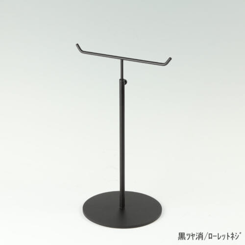 ●商品名:アクセサリースタンド-M ローレットネジ仕様 ●表面処理:金具部 黒ツヤ消(BK-M) ●寸法:高さ290~465mm ●ヘッド部:T字型 ●ヘッド:上下可動式(伸縮式) ●材質:スチール・木製(ベース) ●特長:特長:シンプルで汎用性のある金具部分に、木製ベースを組み合わせ、落ち着きのある存在感と高級感を演出できるツールとし製造しております。 ●生産国:日本(タヤ自社工場)