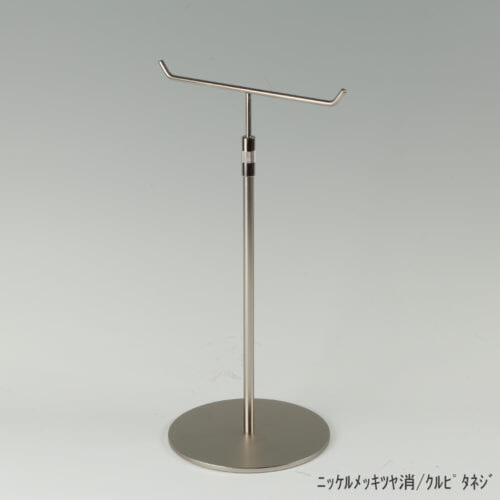 ●商品名:アクセサリースタンド-M くるぴたネジ仕様 ●表面処理:ニッケルツヤ消(NI-M ●寸法:高さ320~495mm ●ヘッド部:T字型 ●ヘッド:上下可動式(伸縮式) ●材質:スチール・木製(ベース) ●特長:特長:シンプルで汎用性のある金具部分に木製ベースを組み合わせ、落ち着きのある存在感と高級感を演出できるツールとし製造しております。 ●生産国:日本(タヤ自社工場)