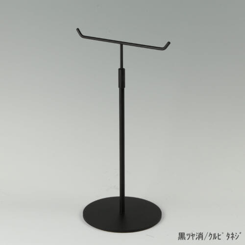 ●商品名:アクセサリースタンド-M くるぴたネジ仕様 ●表面処理:黒ツヤ消(BK-M) ●寸法:高さ320~495mm ●ヘッド部:T字型 ●ヘッド:上下可動式(伸縮式) ●材質:スチール・木製(ベース) ●特長:特長:シンプルで汎用性のある金具部分に木製ベースを組み合わせ、落ち着きのある存在感と高級感を演出できるツールとし製造しております。 ●生産国:日本(タヤ自社工場)