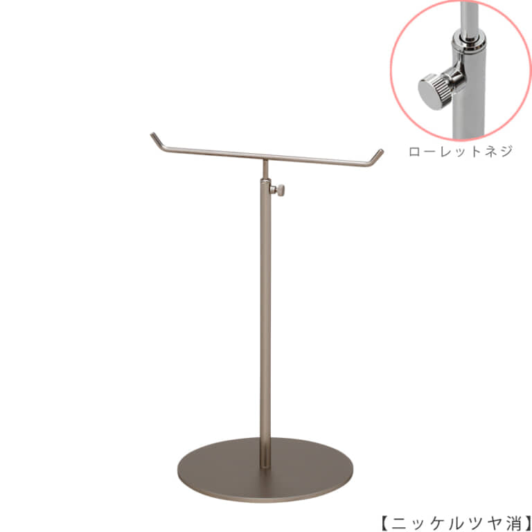 ●商品名:アクセサリースタンド-M ローレットネジ仕様
●表面処理:金具部 ニッケルツヤ消し(NI-M)
●寸法:高さ290~465mm
●ヘッド部:T字型
●ヘッド:上下可動式(伸縮式)
●材質:スチール
●特長:落ち着きのある存在感と高級感を演出できるツールとし製造しております。
●生産国:日本(タヤ自社工場)