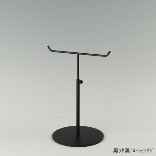 ●商品名:アクセサリースタンド-S ローレットネジ仕様 ●表面処理:黒ツヤ消(BK-M)仕上 ●寸法:高さ210~300mm ●ヘッド部:T字型 ●ヘッド:上下可動式(伸縮式) ●材質:スチール ●特長:シンプルで汎用性のあるT字型ヘッド ●生産国:日本(タヤ自社工場)