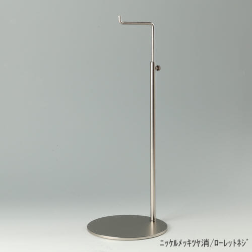 ●商品名:バッグスタンドA-L ローレットネジ仕様 ●表面処理:ニッケルツヤ消(NI-M)仕上 ●寸法:高さ390~610mm ●ヘッド部:クランク型 ●ヘッド:上下可動式(伸縮式) ●材質:スチール ●特長:シンプルで汎用性のある形状 ●生産国:日本製(タヤ自社工場)