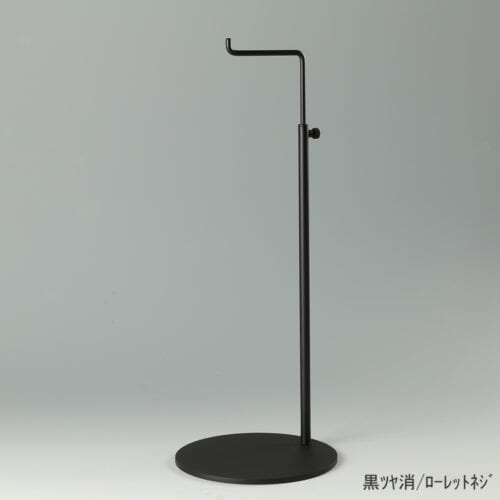 ●商品名:バッグスタンドA-L ローレットネジ仕様 ●表面処理:黒ツヤ消(BK-M)仕上 ●寸法:高さ390~610mm ●ヘッド部:クランク型 ●ヘッド:上下可動式(伸縮式) ●材質:スチール ●特長:シンプルで汎用性のある形状 ●生産国:日本製(タヤ自社工場)