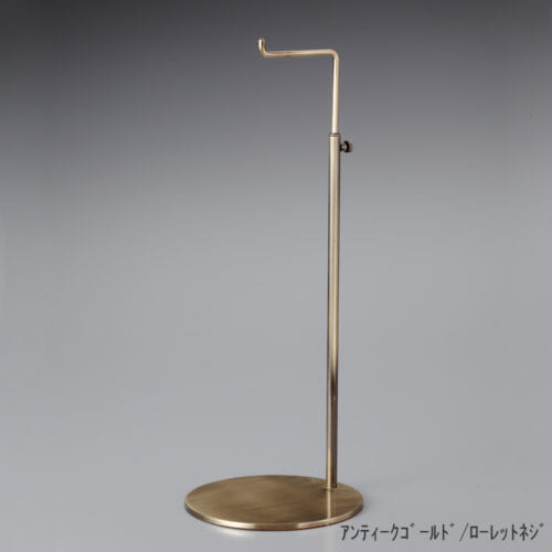 ●商品名:バッグスタンドA-L ローレットネジ仕様 ●表面処理:アンティークゴールドメッキ(AG)仕上 ●寸法:高さ390~610mm ●ヘッド部:クランク型 ●ヘッド:上下可動式(伸縮式) ●材質:スチール ●特長:シンプルで汎用性のある形状 ●生産国:日本製(タヤ自社工場)