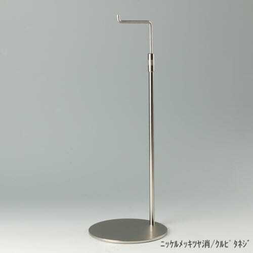 ●商品名:バッグスタンドA-L くるぴたネジ仕様 ●ヘッド部:クランク型 ●表面処理:ニッケルツヤ消(NI-M)仕上 ●材質:スチール ●寸法:高さ420~640mm ●特長:シンプルで汎用性のある形状 ●ヘッド:上下可動式(伸縮式) ●生産国:日本製(タヤ自社工場)