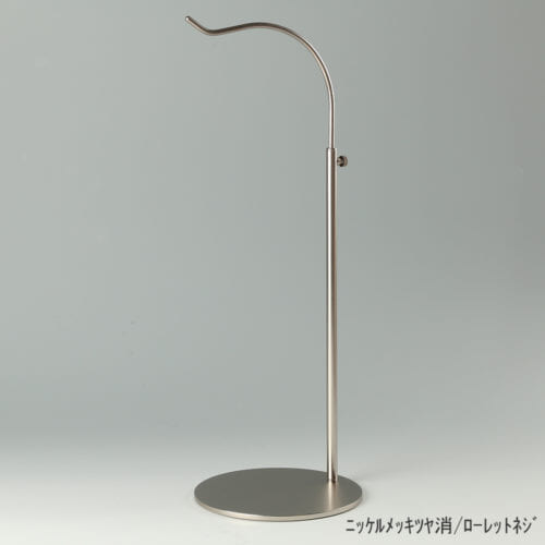 ●商品名:バッグスタンドB-L ローレットネジ仕様 ●表面処理: ニッケルツヤ消(NI-M)仕上 ●寸法:高さ410~640mm ●ヘッド部:R型 ●ヘッド:上下可動式(伸縮式) ●材質:スチール ●特長:バッグと支柱の距離が最大限開き、できる限りバッグスタンドの支柱の存在が薄れるようにデザインしました。 ●生産国:日本(タヤ自社工場)