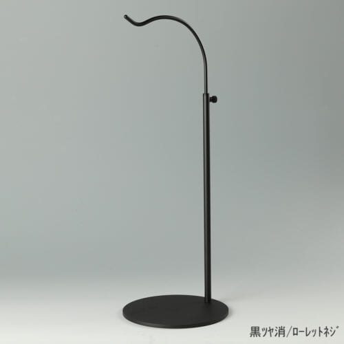 ●商品名:バッグスタンドB-L ローレットネジ仕様 ●表面処理: 黒ツヤ消(BK-M)仕上 ●寸法:高さ410~640mm ●ヘッド部:R型 ●ヘッド:上下可動式(伸縮式) ●材質:スチール ●特長:バッグと支柱の距離が最大限開き、できる限りバッグスタンドの支柱の存在が薄れるようにデザインしました。 ●生産国:日本(タヤ自社工場)