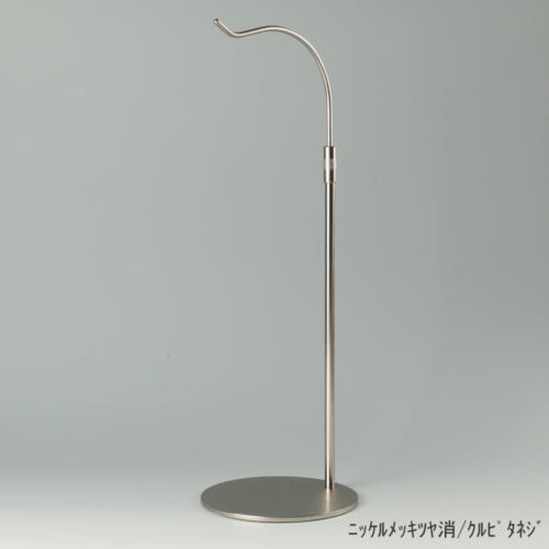 ●商品名:バッグスタンドB-L くるぴたネジ仕様 ●表面処理: ニッケルツヤ消(NI-M)仕上 ●寸法:高さ440~670mm ●ヘッド部:R型 ●ヘッド:上下可動式(伸縮式) ●材質:スチール ●特長:バッグと支柱の距離が最大限開き、できる限りバッグスタンドの支柱の存在が薄れるようにデザインしました。 ●生産国:日本(タヤ自社工場)
