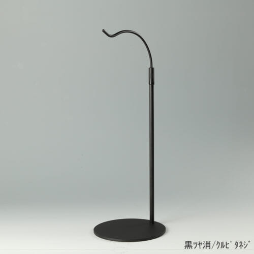 ●商品名:バッグスタンドB-L くるぴたネジ仕様 ●表面処理: 黒ツヤ消(BK-M)仕上 ●寸法:高さ440~670mm ●ヘッド部:R型 ●ヘッド:上下可動式(伸縮式) ●材質:スチール ●特長:バッグと支柱の距離が最大限開き、できる限りバッグスタンドの支柱の存在が薄れるようにデザインしました。 ●生産国:日本(タヤ自社工場)