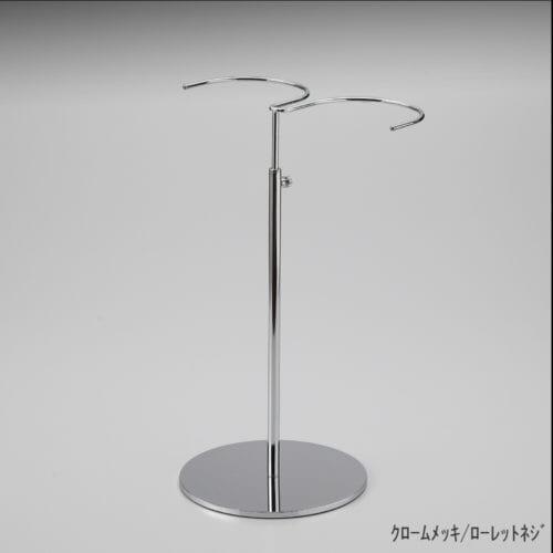 ●商品名:ブーツスタンド両足用 ローレットネジ仕様 ●表面処理:クロームメッキ(CR)仕上 ●寸法:高さ275~450mm ●ヘッド:上下可動式(伸縮式) ●材質:スチール ●特長:スタンドを目立たせずロングブーツをディスプレイできます。 ●生産国:日本(タヤ自社工場)