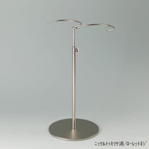 ●商品名:ブーツスタンド両足用 ローレットネジ仕様 ●表面処理:ニッケルツヤ消(NI-M)仕上 ●寸法:高さ275~450mm ●ヘッド:上下可動式(伸縮式) ●材質:スチール ●特長:スタンドを目立たせずロングブーツをディスプレイできます。 ●生産国:日本(タヤ自社工場)