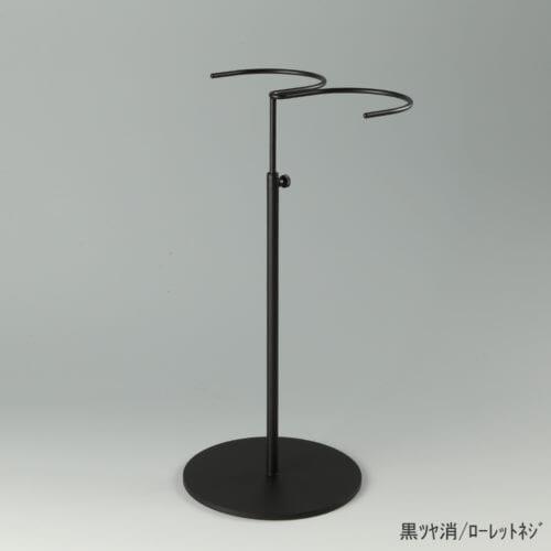●商品名:ブーツスタンド両足用 ローレットネジ仕様 ●表面処理:黒ツヤ消(BK-M)仕上 ●寸法:高さ275~450mm ●ヘッド:上下可動式(伸縮式) ●材質:スチール ●特長:スタンドを目立たせずロングブーツをディスプレイできます。 ●生産国:日本(タヤ自社工場)
