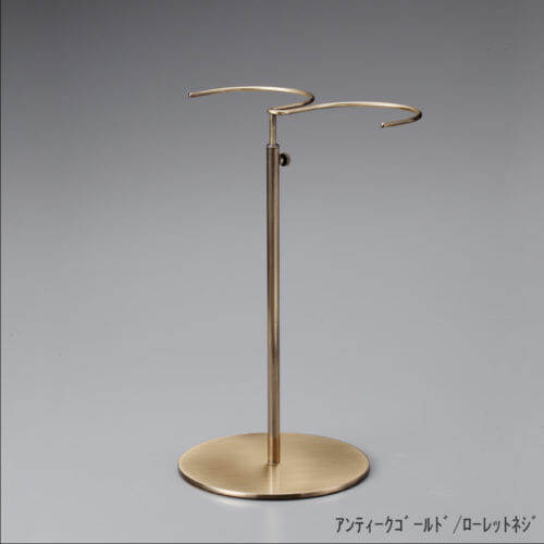 ●商品名:ブーツスタンド両足用 ローレットネジ仕様 ●表面処理:アンディークゴールドメッキ(AG)仕上 ●寸法:高さ275~450mm ●ヘッド:上下可動式(伸縮式) ●材質:スチール ●特長:スタンドを目立たせずロングブーツをディスプレイできます。 ●生産国:日本(タヤ自社工場)
