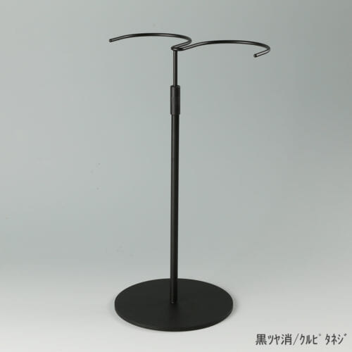 ●商品名:ブーツスタンド両足用 くるぴたネジ仕様 ●表面処理:黒ツヤ消(BK-M)仕上 ●寸法:高さ305~480mm ●ヘッド:上下可動式(伸縮式) ●材質:スチール ●特長:スタンドを目立たせずロングブーツをディスプレイできます。 ●生産国:日本(タヤ自社工場)