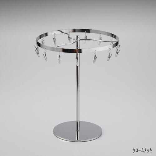 ●商品名:チーフ・ハンカチスタンド 回転式 ●表面処理:クロームメッキ(Cr)仕上 ●寸法:高さ300mm 上部回転リング直径240mm ●上部回転式リング:クリップ15個付 ●材質:スチール ●特長:百貨店様では棚板高さのスパンが30cm強の設定が多いと教えてもらい、では「高さ30cmのスペースにフィットするチーフツリーを作ろう」ということで高さ30cmのチーフツリーを製造しました。また、クリップの先端には塩ビのキャップを装着し、展示商品を傷つけにくい仕上がりになっています。 ●生産国:日本(タヤ自社工場)