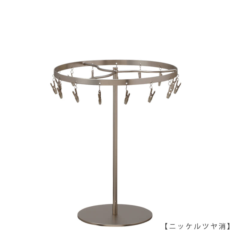 ●商品名:チーフ・ハンカチスタンド 回転式
●表面処理:ニッケルツヤ消し(NI-M)仕上
●寸法:高さ300mm 上部回転リング直径240mm
●上部回転式リング:クリップ15個付
●材質:スチール
●特長:百貨店様では棚板高さのスパンが30cm強の設定が多いと教えてもらい、
では「高さ30cmのスペースにフィットするチーフツリーを作ろう」ということで高さ30cmのチーフツリーを製造しました。
また、クリップの先端には塩ビのキャップを装着し、展示商品を傷つけにくい仕上がりになっています。
●生産国:日本(タヤ自社工場)