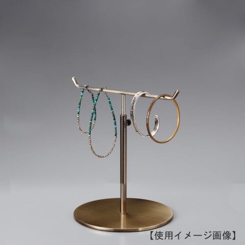 卓上アクセサリー掛けスタンド使用イメージ画像/アクセサリースタンド T字型 Sサイズ/表面処理:アンティークゴールドメッキ(AG)仕上/材質:スチール/デザイン:シンプルで汎用性のあるT字型ヘッド形状/画像はアクセサリー掛けた際のイメージ画像です。(画像のアクセサリーは商品に含まれません)/日本製