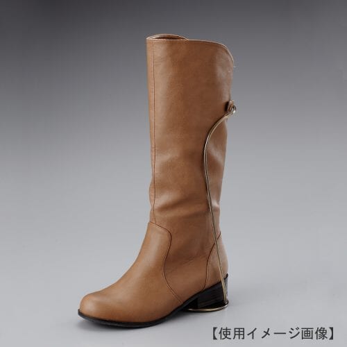 ブーツスタンド片足用 使用イメージ画像/表面処理:アンティークゴールドメッキ(AG)仕上/材質:スチール/デザイン:スタンドが目立たないよう、緩やかな曲線で仕上げました。/画像はブーツをディスプレイした際のイメージ画像です。(画像のブーツは商品に含まれません)/日本製