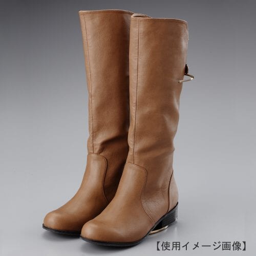 ブーツスタンド両足用 使用イメージ画像/表面処理:アンティークゴールドメッキ(AG)仕上/材質:スチール/ロングブーツを倒れることなくディスプレイ/デザイン:可能な限りスタンドが目立たないようにしました。/画像はブーツを展示した際のイメージ画像です。(画像のブーツは商品に含まれません)/日本製