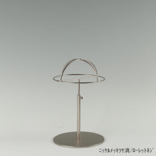 ●商品名:帽子スタンド 半球型 ローレットネジ仕様 ●表面処理:ニッケルツヤ消(NI-M)仕上 ●寸法:高さ265~365mm ●ヘッド部:ワイヤー製半球タイプ ●ヘッド:上下可動式(伸縮式) ●材質:スチール ●特長:シンプルで汎用性があり流行に左右されない形状 ●生産国:日本(タヤ自社工場)