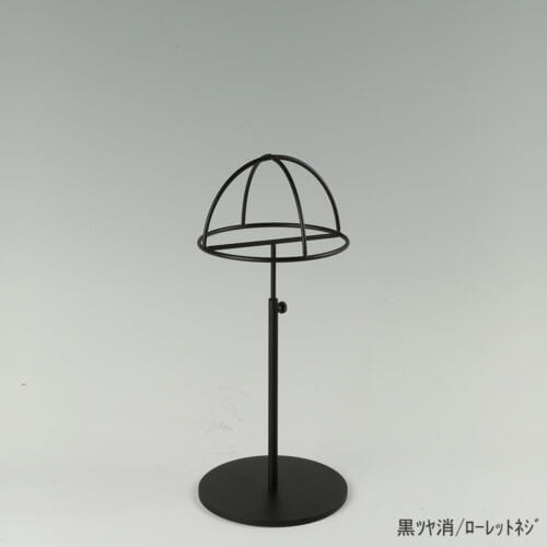 ●商品名:帽子スタンド 半球型 ローレットネジ仕様 ●表面処理:黒ツヤ消(BK-M)仕上 ●寸法:高さ265~365mm ●ヘッド部:ワイヤー製半球タイプ ●ヘッド:上下可動式(伸縮式) ●材質:スチール ●特長:シンプルで汎用性があり流行に左右されない形状 ●生産国:日本(タヤ自社工場)