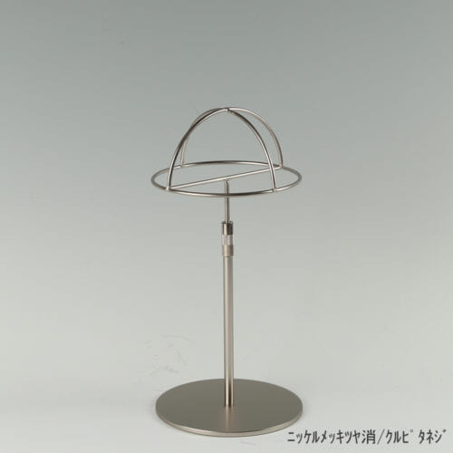 ●商品名:帽子スタンド 半球型 くるぴたネジ仕様 ●表面処理:ニッケルツヤ消(NI-M)仕上 ●寸法:高さ295~395mm ●ヘッド部:半球型 ●ヘッド:上下可動式(伸縮式) ●材質:スチール ●特長:シンプルで汎用性があり流行に左右されない形状 ●生産国:日本(タヤ自社工場)