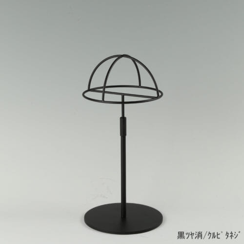 ●商品名:帽子スタンド 半球型 くるぴたネジ仕様 ●表面処理:黒ツヤ消(BK-M)仕上 ●寸法:高さ295~395mm ●ヘッド部:半球型 ●ヘッド:上下可動式(伸縮式) ●材質:スチール ●特長:シンプルで汎用性があり流行に左右されない形状 ●生産国:日本(タヤ自社工場)