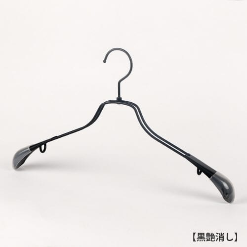 ハンガー正面画像 メンズシャツ・ニット用スチール製ワイヤーハンガー TSW-2458 黒艶消し塗装 意匠権所有商品 日本製