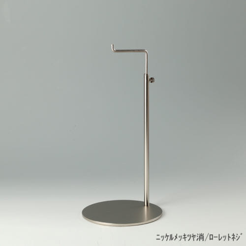 ●商品名:バッグスタンドA-M ローレットネジ仕様 ●表面処理:ニッケルツヤ消(NI-M)仕上 ●寸法:高さ280~460mm ●ヘッド部:クランク型 ●ヘッド:上下可動式(伸縮式) ●材質:スチール ●特長:シンプルで汎用性のある形状 ●生産国:日本(タヤ自社工場)