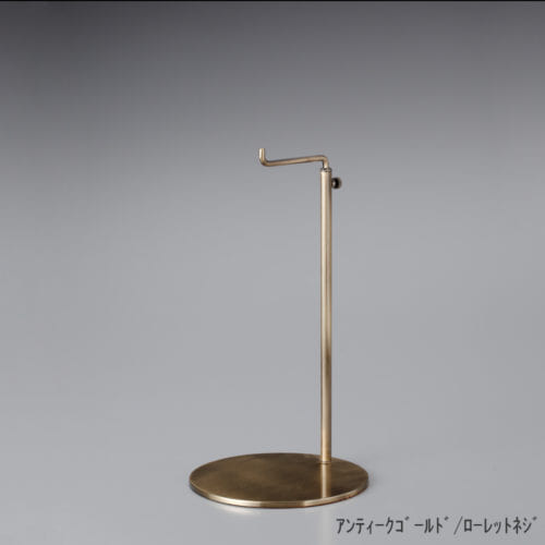 ●商品名:バッグスタンドA-M ローレットネジ仕様 ●表面処理:アンティークゴールドメッキ(AG)仕上 ●寸法:高さ280~460mm ●ヘッド部:クランク型 ●ヘッド:上下可動式(伸縮式) ●材質:スチール ●特長:シンプルで汎用性のある形状 ●生産国:日本(タヤ自社工場)