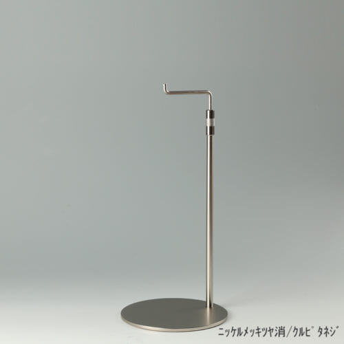 ●商品名:バッグスタンドA-M くるぴたネジ仕様 ●表面処理:ニッケルツヤ消(NI-M)仕上 ●寸法:高さ310~490mm ●ヘッド部:クランク型 ●ヘッド:上下可動式(伸縮式) ●材質:スチール ●特長:シンプルで汎用性のある形状 ●生産国:日本(タヤ自社工場)