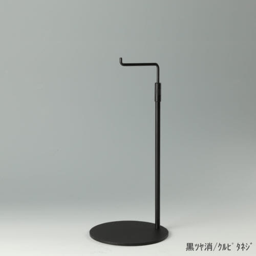●商品名:バッグスタンドA-M くるぴたネジ仕様 ●表面処理:黒ツヤ消(BK-M)仕上 ●寸法:高さ310~490mm ●ヘッド部:クランク型 ●ヘッド:上下可動式(伸縮式) ●材質:スチール ●特長:シンプルで汎用性のある形状 ●生産国:日本(タヤ自社工場)