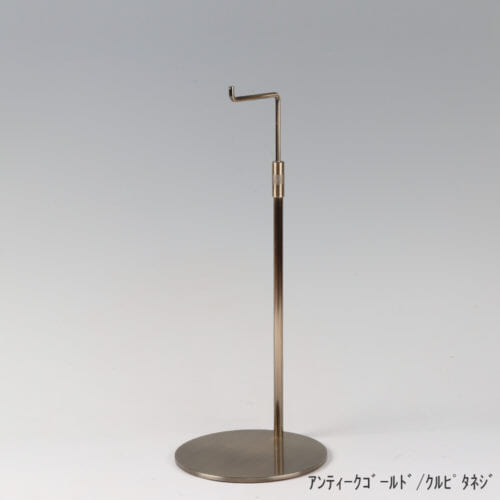 ●商品名:バッグスタンドA-M くるぴたネジ仕様 ●表面処理:アンティークゴールドメッキ(AG)仕上 ●寸法:高さ310~490mm ●ヘッド部:クランク型 ●ヘッド:上下可動式(伸縮式) ●材質:スチール ●特長:シンプルで汎用性のある形状 ●生産国:日本(タヤ自社工場)