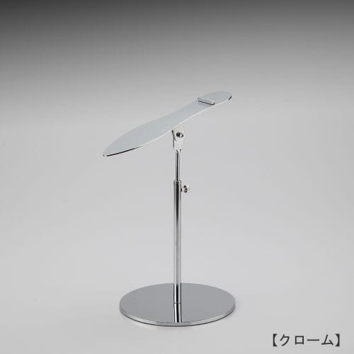 シューズスタンド(片足用)/表面処理:クロームメッキ(Cr)仕上/材質:スチール/デザイン:ヘッド部に靴を乗せると土台の板が靴に隠れ、靴が宙に浮いているかのように作成。/機能:かかと部に角材を溶接付してありますのでスタンドに傾斜をつけても靴が滑り落ちにくい設計。/ディスプレイ:ヘッド部の角度調整が可能。ディスプレイの目的に合った傾斜をつけ、躍動感ある展示をお試しください。/ヘッド:上下可動式/日本製