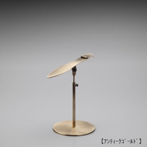 シューズスタンド(片足用)/表面処理:アンティークゴールドメッキ(AG)仕上/材質:スチール/デザイン:ヘッド部に靴を乗せると土台の板が靴に隠れ、靴が宙に浮いているかのように作成。/機能:かかと部に角材を溶接付してありますのでスタンドに傾斜をつけても靴が滑り落ちにくい設計。/ディスプレイ:ヘッド部の角度調整が可能。ディスプレイの目的に合った傾斜をつけ、躍動感ある展示をお試しください。/ヘッド:上下可動式 ●日本製