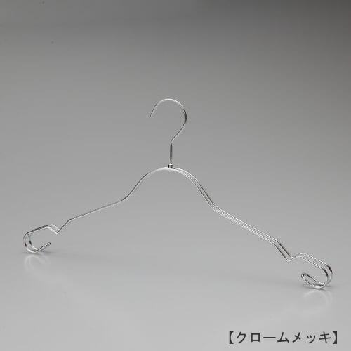 ハンガー正面画像/型番:IN-2368A/表面処理:クロームメッキ/素材:スチール/フック回転式/ナイトウェア用/スチール製ならではの華奢な雰囲気を活かしたナイティー用ハンガー。レディス用トップハンガーで人気の形状を流用し、線径をさらに細くしたデザイン。肩先に凹があり、キャミソールなどは肩ひもをここに掛けて展示すれば商品が落ちにくい作りとなっています。/意匠権所有商品/日本製