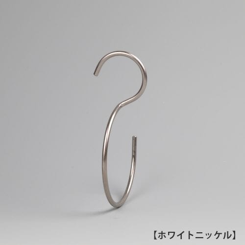 S字フック正面画像/型番:SFB-T160/表面処理:クロームメッキ/素材:スチール/上下異形型のS字フックに90度のひねりを加えた商品。バックなどを吊るすと通常のS字フックの場合正面向きにバックがぶら下がりますが、この商品は90度のひねりを加えたことによりバックが横向きに下げられます。/日本製