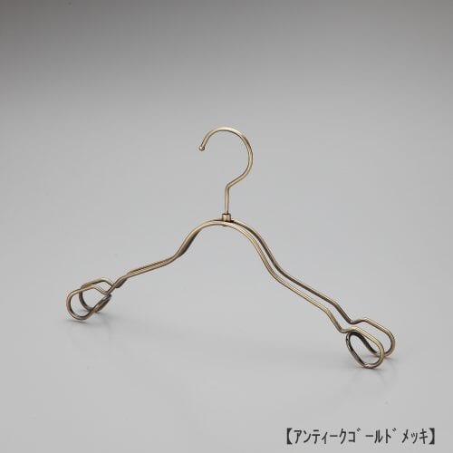 ハンガー正面画像/型番:TSK-2368A /表面処理:アンティークゴールドメッキ(AG)仕上 /キッズサイズ/トップス用/形状:平肩型/フック:回転式/材質:スチール/繊細なフレームワークが美しく、デザイン性の高いメタルハンガーです。線径4mmのスチールワイヤー製。/意匠権所有商品/日本製