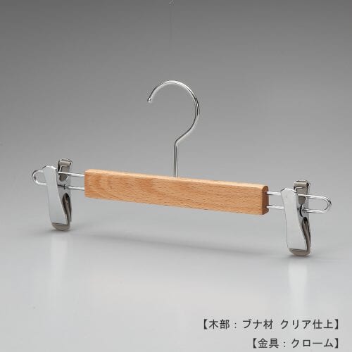 ハンガー正面画像/型番:BW-700/材質 木部:ブナ材 クリア半ツヤ仕上 金具:クロームメッキ(CR)/ボトムス用/フック:回転式/機能:衣類の落ちようとする力をクリップが閉まる力に変換する構造を持つタヤクリップを標準装備。グリップ力に優れながらも衣類にクリップ跡が付きにくい、相反する機能を併せ持つ当社自信作のクリップ付。また、クリップの横へのスライド可動域を広くしてスカートなどをみたい位置でつかめるように改良しました。両サイドについたUの字型の金具の横幅を片側で60mmに設定、通常のボトムハンガーよりも片側で10mm多く可動域を設けました。/デザイン:スリムで華奢なハンガーをめざしクリップは女性の後ろ姿をモチーフに「くびれ形状」、木部は高さ低く設定しワイド寸法も従来の200mm→180mmとスリム化、いかがでしょうか?/中国製