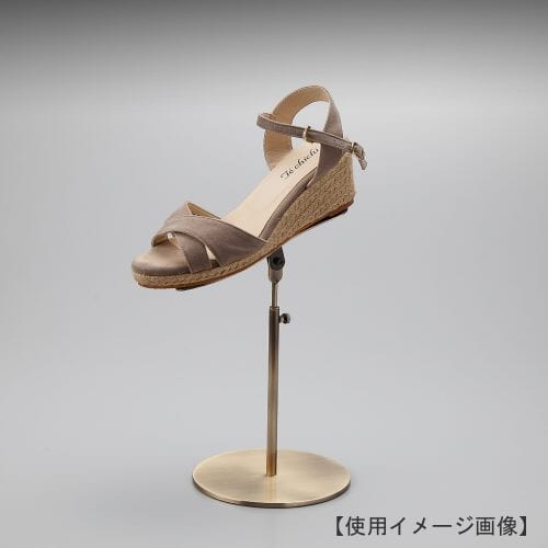 シューズスタンド(片足用)/材質:スチール/デザイン:ヘッド部に靴を乗せると土台の板が靴に隠れ、靴が宙に浮いているかのように作成。/機能:かかと部に角材を溶接付してありますのでスタンドに傾斜をつけても靴が滑り落ちにくい設計。/ディスプレイ:ヘッド部の角度調整が可能。ディスプレイの目的に合った傾斜をつけ、躍動感ある展示をお試しください。/片足用スタンドである理由:両足分の靴をセットで展示しておくと、靴を持って行かれてしまう可能性が高くなるとのお話を聞き、通常品としては片足用のシューズスタンドをご用意しました。/ヘッド:上下可動式/日本製