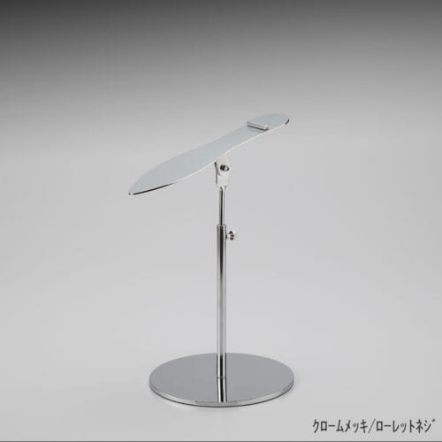 ●商品名:シューズスタンド片足用 ローレットネジ仕様 ●表面処理:クロームメッキ(Cr)仕上 ●寸法:高さ215~305mm ●ヘッド部:傾斜角度調整機能付。靴滑り落ち防止部材溶接留。 ●ヘッド:上下可動式(伸縮式) ●材質:スチール ●特長:展示物である靴のデザインを際立たせる天板デザイン設計。天板を足型状にすることにより、靴を乗せると天板が隠れるサイズで製造。天板が見えなくなる事によりお客様の視線が展示物の靴に集中、靴のデザインが際立ちます。 ●片足用スタンドである理由:両足分の靴をセットで展示しておくと、靴を持って行かれてしまう可能性が高くなるとのお話を聞き、通常品としては片足用のシューズスタンドをご用意しました。 ●生産国:日本(タヤ自社工場)