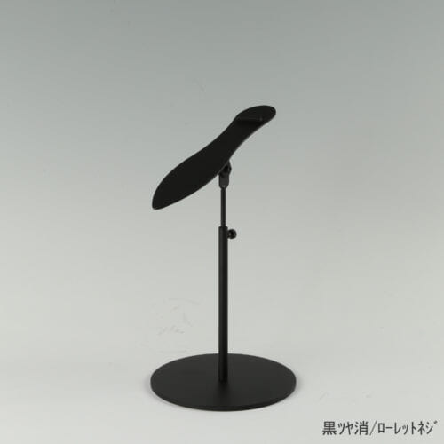 ●商品名:シューズスタンド片足用 ローレットネジ仕様 ●表面処理:黒ツヤ消(BK-M)仕上 ●寸法:高さ215~305mm ●ヘッド部:傾斜角度調整機能付。靴滑り落ち防止部材溶接留。 ●ヘッド:上下可動式(伸縮式) ●材質:スチール ●特長:展示物である靴のデザインを際立たせる天板デザイン設計。天板を足型状にすることにより、靴を乗せると天板が隠れるサイズで製造。天板が見えなくなる事によりお客様の視線が展示物の靴に集中、靴のデザインが際立ちます。 ●片足用スタンドである理由:両足分の靴をセットで展示しておくと、靴を持って行かれてしまう可能性が高くなるとのお話を聞き、通常品としては片足用のシューズスタンドをご用意しました。 ●生産国:日本(タヤ自社工場)