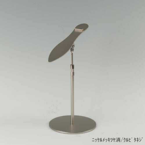 ●商品名:シューズスタンド片足用 くるぴたネジ仕様 ●表面処理:ニッケルツヤ消(NI-M)仕上 ●寸法:高さ245~345mm ●ヘッド部:傾斜角度調整機能付。靴滑り落ち防止部材溶接留。 ●ヘッド:上下可動式(伸縮式) ●材質:スチール ●特長:展示物である靴のデザインを際立たせる天板デザイン設計。天板を足型状にすることにより、靴を乗せると天板が隠れるサイズで製造。天板が見えなくなる事によりお客様の視線が展示物の靴に集中、靴のデザインが際立ちます。 ●片足用スタンドである理由:両足分の靴をセットで展示しておくと、靴を持って行かれてしまう可能性が高くなるとのお話を聞き、通常品としては片足用のシューズスタンドをご用意しました。 ●生産国:日本(タヤ自社工場)