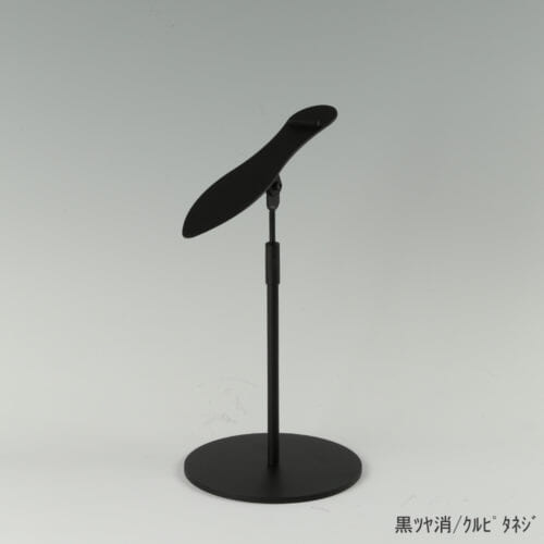 ●商品名:シューズスタンド片足用 くるぴたネジ仕様 ●表面処理:黒ツヤ消(BK-M)仕上 ●寸法:高さ245~345mm ●ヘッド部:傾斜角度調整機能付。靴滑り落ち防止部材溶接留。 ●ヘッド:上下可動式(伸縮式) ●材質:スチール ●特長:展示物である靴のデザインを際立たせる天板デザイン設計。天板を足型状にすることにより、靴を乗せると天板が隠れるサイズで製造。天板が見えなくなる事によりお客様の視線が展示物の靴に集中、靴のデザインが際立ちます。 ●片足用スタンドである理由:両足分の靴をセットで展示しておくと、靴を持って行かれてしまう可能性が高くなるとのお話を聞き、通常品としては片足用のシューズスタンドをご用意しました。 ●生産国:日本(タヤ自社工場)