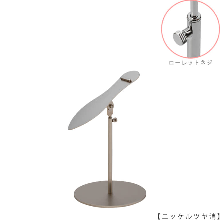 ●商品名:シューズスタンド片足用 ローレットネジ仕様
●表面処理:ニッケルツヤ消し(NI-M)仕上
●寸法:高さ215~305mm
●ヘッド部:傾斜角度調整機能付。靴滑り落ち防止部材溶接留。
●ヘッド:上下可動式(伸縮式)
●材質:スチール
●特長:展示物である靴のデザインを際立たせる天板デザイン設計。
天板を足型状にすることにより、靴を乗せると天板が隠れるサイズで製造。
天板が見えなくなる事によりお客様の視線が展示物の靴に集中、靴のデザインが際立ちます。
●片足用スタンドである理由:両足分の靴をセットで展示しておくと、
靴を持って行かれてしまう可能性が高くなるとのお話を聞き、
通常品としては片足用のシューズスタンドをご用意しました。
●生産国:日本(タヤ自社工場)