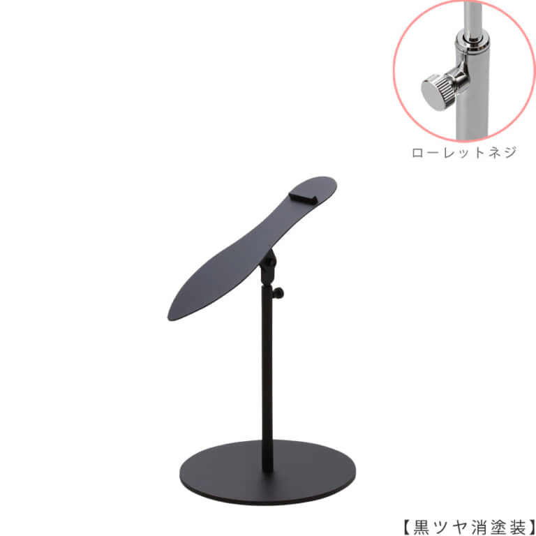 ●商品名:シューズスタンド片足用 ローレットネジ仕様
●表面処理:黒ツヤ消し(BK-M)仕上
●寸法:高さ215~305mm
●ヘッド部:傾斜角度調整機能付。靴滑り落ち防止部材溶接留。
●ヘッド:上下可動式(伸縮式)
●材質:スチール
●特長:展示物である靴のデザインを際立たせる天板デザイン設計。
天板を足型状にすることにより、靴を乗せると天板が隠れるサイズで製造。
天板が見えなくなる事によりお客様の視線が展示物の靴に集中、靴のデザインが際立ちます。
●片足用スタンドである理由:両足分の靴をセットで展示しておくと、
靴を持って行かれてしまう可能性が高くなるとのお話を聞き、
通常品としては片足用のシューズスタンドをご用意しました。
●生産国:日本(タヤ自社工場)
