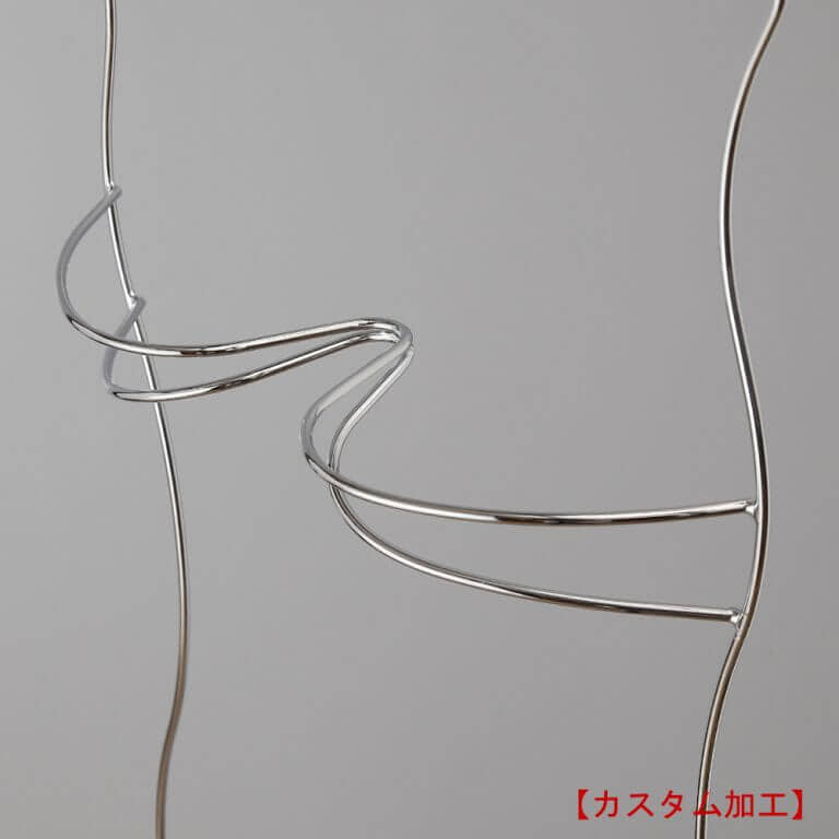 ●カスタム加工
●立体バスト拡大画像
●上下2本の形状の異なる線材を組み合わせて溶接付することにより、ディスプレイ時の水着の「美しさ」・「ずれにくさ」のみならず、ハンガー単体としても美しさのあるディスプレイツールに仕上げました。