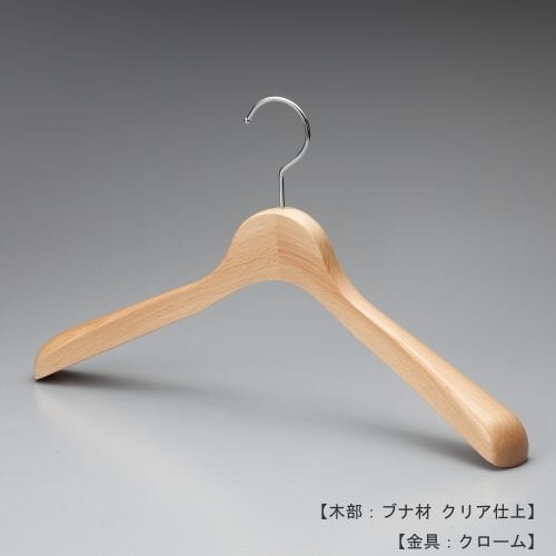 ハンガー正面画像/型番:TY-01/材質 木部:ブナ材 クリア半ツヤ仕上 金具:クロームメッキ(Cr) /レディース・メンズサイズ /トップス用/形状:湾曲型/フェイス:丸頭/フック:回転式/ハンガーの肩先が手前に湾曲し肩先の厚みも40mmありますので、スーツ、ジャケット、コートをしわなく綺麗にかけるのに最適な1本。なだらかな型のラインとコンケーブ(湾曲)したラインが好評です。フェイス部分(フックの付け根の木部)が丸頭の為、洋服をかけた際にカジュアルな印象になります。