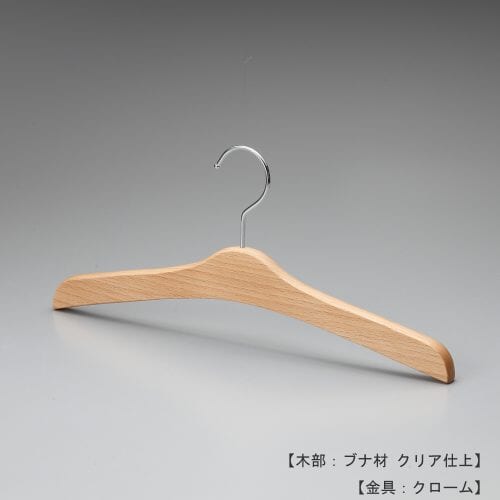ハンガー正面画像/型番:TY-20/材質 木部:ブナ材 クリア半ツヤ仕上 金具:クロームメッキ(Cr)/レディース・メンズサイズ/トップス用/形状:平肩型/フック:回転式/ポロシャツ・カットソー等に最適な1本。また、大量の商品を展示することが必要な時にも重宝する形状です。